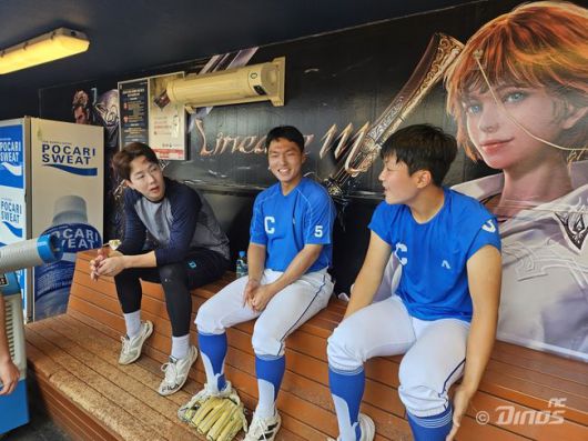 NC 박건우(왼쪽)가 볼보이를 위해 창원NC파크를 찾은 창원공고 3학년생 강민규 학생, 강지호 학생과 이야기를 나누고 있다. /NC 다이노스 제공