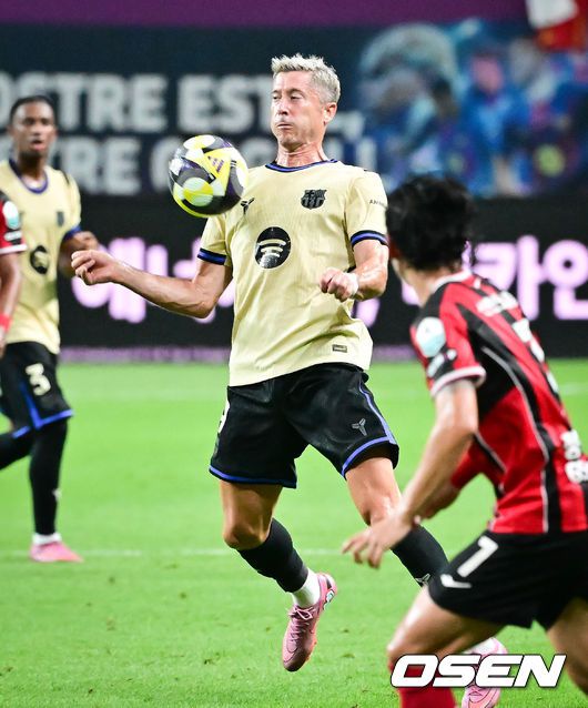 [OSEN=서울월드컵경기장, 박준형 기자] 완패다. 그만큼 라리가 챔피언 FC 바르셀로나가 진지하게 경기에 나서 한국 팬들을 감동시켰다.바르셀로나는31일 오후 8시 서울월드컵경기장에서 K리그1 FC서울과 맞대결서 7-3으로 완승응 거뒀다. 이날 바르셀로나는 주전으로 나선 전반에 3골, 로테이션을 가동한후반에 4골을 넣으면서 남다른 화력을 뽐내면서 한국 팬들에게 강한 인상을 남겼다.전반 레반도프스키가 가슴 트래핑을 하고 있다.    2025.07.31 / soul1014@osen.co.kr