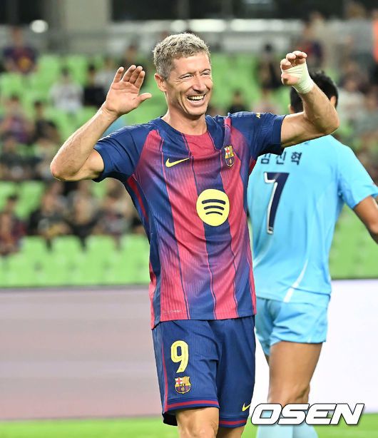 [OSEN=대구, 이석우 기자] 4일 대구스타디움에서 대구FC와 FC 바르셀로나의  2025 아시아 투어 에디션 한국 경기가 열렸다.  FC 바르셀로나는지난달 31일 서울월드컵경기장에서 열린 FC 서울과의 맞대결에서 7-3으로 완승을 거뒀다.FC 바르셀로나 로베르트 레반도프스키가 골을 성공시키고 세리머니를 하고 있다. 2025.08.04 / foto0307@osen.co.kr