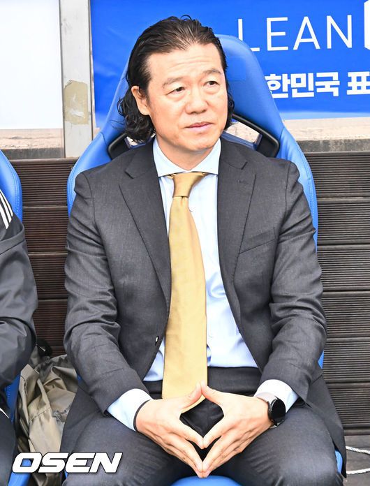 [OSEN=울산, 이석우 기자] 1일 울산 문수축구경기장에서 하나은행 K리그1 2025 울산 HD와 전북 현대의 경기가 열렸다.  세대교체를 시도하는 김판곤 감독의 울산과 공격 축구의 부활을 노리는 포옛 감독의 전북이 첫 ‘현대가 더비’를 갖는다. 울산 HD 김판곤 감독이 경기 시작을 기다리고 있다. 2025.03.01 / foto0307@osen.co.kr