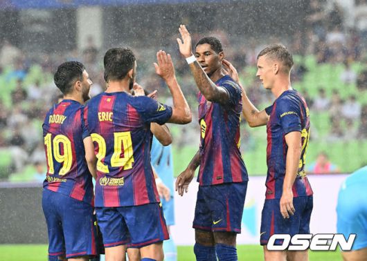 [OSEN=대구, 이석우 기자] 4일 대구스타디움에서 대구FC와 FC 바르셀로나의  2025 아시아 투어 에디션 한국 경기가 열렸다.  FC 바르셀로나는지난달 31일 서울월드컵경기장에서 열린 FC 서울과의 맞대결에서 7-3으로 완승을 거뒀다.FC 바르셀로나 마커스 래시포드가 골을 성공시키고 세리머니를 하고 있다. 2025.08.04 / foto0307@osen.co.kr