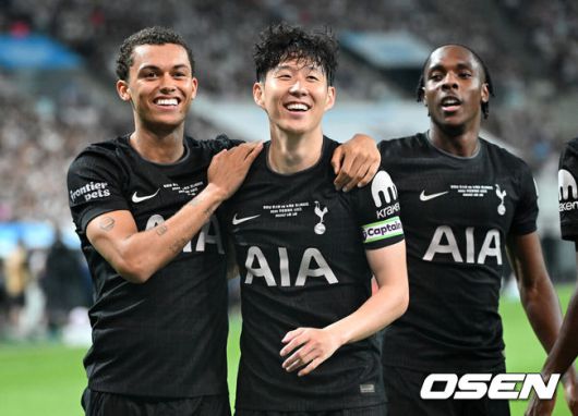 [OSEN=인천공항, 민경훈 기자] 토트넘과 결별을 택한 손흥민이 LAFC 이적을 위해 5일 오후 미국 로스앤젤레스로 출국했다.손흥민은 현지 도착과 동시에 메디컬 테스트와 계약서 서명 그리고 공식 발표까지 이어질 것으로 보인다.손흥민이 출국장으로 향하며 팬들에게 사인을 해주며 인사를 하고 있다. 2025.08.05 / rumi@osen.co.kr