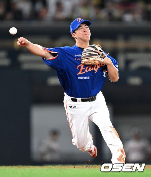 [OSEN=광주, 이대선 기자] 4회말 2사에서 한화 노시환이 KIA 오선우의 땅볼 타구를 잡아 송구를 하고 있다. 2025.08.01 /sunday@osen.co.kr