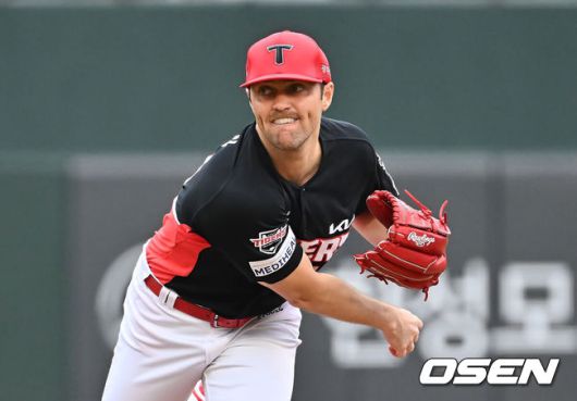 [OSEN=부산, 이석우 기자] 5일 부산 사직야구장에서 2025 신한 SOL 뱅크 KBO 리그 롯데 자이언츠와 KIA 타이거즈의 경기가 열렸다. 홈팀 롯데는 감보아가, 방문팀 KIA는 네일이 선발 출전했다.KIA 타이거즈 선발 투수 네일이 역투하고 있다. 2025.08.05 / foto0307@osen.co.kr