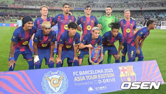 [OSEN=대구, 이석우 기자] 4일 대구스타디움에서 대구FC와 FC 바르셀로나의  2025 아시아 투어 에디션 한국 경기가 열렸다.  FC 바르셀로나는지난달 31일 서울월드컵경기장에서 열린 FC 서울과의 맞대결에서 7-3으로 완승을 거뒀다.FC 바르셀로나 선수들이 기념촬영을 하고 있다. 2025.08.04 / foto0307@osen.co.kr