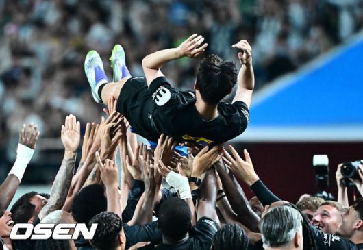 [OSEN=지형준 기자] 손흥민(33, 토트넘)의 토트넘 홋스퍼 커리어가 막을 내렸다. 선발로 출전해 약 65분을 소화한 그는 뜨거운 반응을 이끌어내며 교체아웃됐다. 토트넘은 뉴캐슬 유나이티드를 상대로 무승부를 만들어냈다.토트넘 홋스퍼는3일 오후 8시 서울월드컵경기장에서 열린 쿠팡플레이 시리즈 20252경기 뉴캐슬 유나이티드와 프리시즌 친선경기를 치러 1-1 무승부를 거뒀다.토트넘 손흥민이 동료선수들에게 헹가래를 받고 있다. 2025.08.03 / jpnews@osen.co.kr