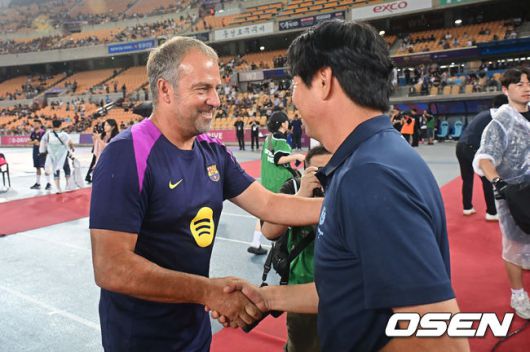 [OSEN=대구, 이석우 기자] 4일 대구스타디움에서 대구FC와 FC 바르셀로나의  2025 아시아 투어 에디션 한국 경기가 열렸다.  FC 바르셀로나는지난달 31일 서울월드컵경기장에서 열린 FC 서울과의 맞대결에서 7-3으로 완승을 거뒀다.FC 바르셀로나 한지 플릭 감독이 대구FC 김병수 감독과 인사를 하고 있다. 2025.08.04 / foto0307@osen.co.kr