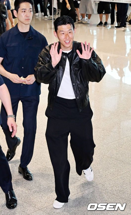 [OSEN=인천공항, 민경훈 기자] 토트넘과 결별을 택한 손흥민이 LAFC 이적을 위해 5일 오후 미국 로스앤젤레스로 출국했다.손흥민은 현지 도착과 동시에 메디컬 테스트와 계약서 서명 그리고 공식 발표까지 이어질 것으로 보인다.손흥민이 출국장으로 향하며 팬들에게 사인을 해주며 인사를 하고 있다. 2025.08.05 / rumi@osen.co.kr