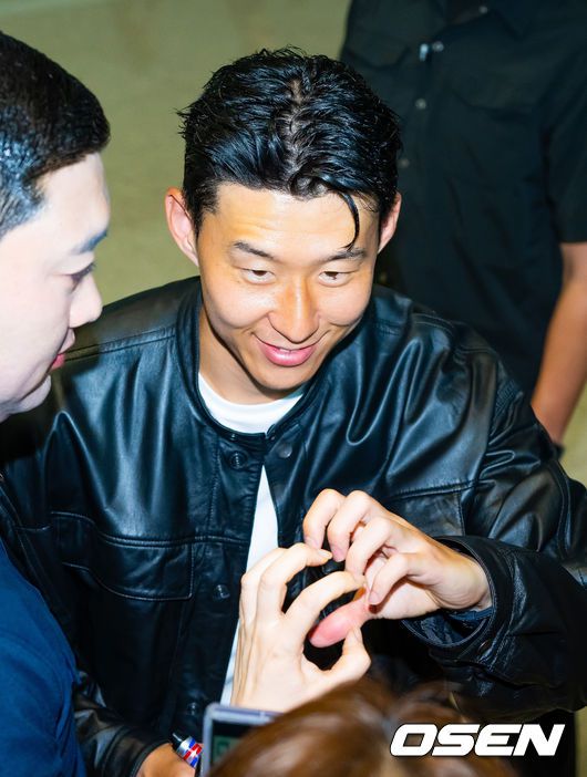 [OSEN=서울월드컵경기장, 이대선 기자] 3일 오후 서울월드컵경기장에서 쿠팡플레이 시리즈 20252경기, 토트넘 홋스퍼 FC와 뉴캐슬 유나이티드 FC의 프리시즌 친선경기가 열렸다.토트넘 손흥민의 고별전이자 양민혁과 뉴캐슬 박승수의 맞대결로 주목받는 이번 경기는 단순한 프리시즌 친선경기가 아닌, 전설의 마지막, 신예의 등장 교차점이라는 특별한 의미가 더해진다.전반 토트넘 홋스퍼 브레넌 존슨이 선제골을 성공시키고 손흥민과 환호하고 있다. 2025.08.03 /sunday@osen.co.kr