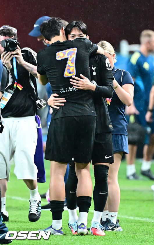 [OSEN=서울월드컵경기장, 이대선 기자] 3일 오후 서울월드컵경기장에서 쿠팡플레이 시리즈 20252경기, 토트넘 홋스퍼 FC와 뉴캐슬 유나이티드 FC의 프리시즌 친선경기가 열렸다.토트넘 손흥민의 고별전이자 양민혁과 뉴캐슬 박승수의 맞대결로 주목받는 이번 경기는 단순한 프리시즌 친선경기가 아닌, 전설의 마지막, 신예의 등장 교차점이라는 특별한 의미가 더해진다.후반 교체된 토트넘 홋스퍼 손흥민이 벤치에서 눈물을 흘리고 있다. 2025.08.03 /sunday@osen.co.kr