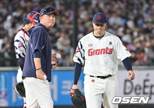 [OSEN=부산, 이석우 기자] 5일 부산 사직야구장에서 2025 신한 SOL 뱅크 KBO 리그 롯데 자이언츠와 키움 히어로즈의 경기가 열렸다. 홈팀 롯데는 데이비슨이, 방문팀 키움은 하영민이 선발 출전했다.롯데 자이언츠 선발 투수 데이비슨이 4회초 키움 히어로즈 송지후에게 시즌 첫 홈런을 허용하고 9실점 후 교체되고 있다. 2025.06.05 / foto0307@osen.co.kr