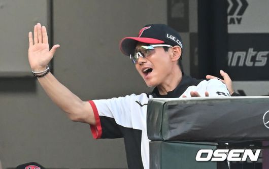 [OSEN=부산, 이석우 기자] 1일 부산 사직야구장에서 2025 신한 SOL 뱅크 KBO 리그 롯데 자이언츠와 LG 트윈스의 경기가 열렸다. 홈팀 롯데는 데이비슨이, 방문팀 LG는 에르난데스가 선발 출전했다.LG 트윈스 염경엽 감독이 3회초 1사 2루 좌월 2점 홈런을 친 오스틴과 하이파이브를 하고 있다. 2025.07.01 / foto0307@osen.co.kr