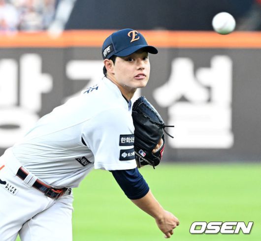 [OSEN=대전, 이대선 기자] 8일 오후 대전 한화생명볼파크에서 2025 신한 SOL Bank KBO리그 한화 이글스와 KIA 타이거즈의 경기가 열렸다.한화는 문동주, KIA는 윤영철을 선발로 내세웠다.1회초 무사에서 한화 선발투수 문동주가 역투하고 있다. 2025.07.08 /sunday@osen.co.kr