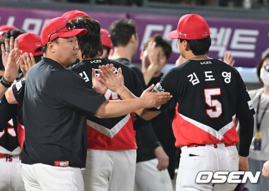 [OSEN=부산, 이석우 기자] 5일 부산 사직야구장에서 2025 신한 SOL 뱅크 KBO 리그 롯데 자이언츠와 KIA 타이거즈의 경기가 열렸다. 홈팀 롯데는 감보아가, 방문팀 KIA는 네일이 선발 출전했다.KIA 타이거즈 이범호 감독이 롯데 자이언츠에 2-0으로 승리한 후 김도영과 하이파이브를 하고 있다. 2025.08.05 / foto0307@osen.co.kr