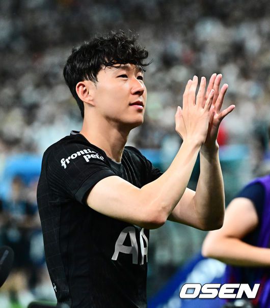 [OSEN=지형준 기자] 손흥민(33, 토트넘)의 토트넘 홋스퍼 커리어가 막을 내렸다. 선발로 출전해 약 65분을 소화한 그는 뜨거운 반응을 이끌어내며 교체아웃됐다. 토트넘은 뉴캐슬 유나이티드를 상대로 무승부를 만들어냈다.토트넘 홋스퍼는3일 오후 8시 서울월드컵경기장에서 열린 쿠팡플레이 시리즈 20252경기 뉴캐슬 유나이티드와 프리시즌 친선경기를 치러 1-1 무승부를 거뒀다.토트넘 손흥민이 팬들에게 인사를 하고 있다. 2025.08.03 / jpnews@osen.co.kr