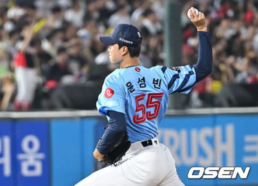 [OSEN=부산, 이석우 기자] 6일 부산 사직야구장에서 2025 신한 SOL 뱅크 KBO 리그 롯데 자이언츠와 KIA 타이거즈의 경기가 열렸다. 홈팀 롯데는 데이비슨이, 방문팀 KIA는 올러가 선발 출전했다.롯데 자이언츠 윤성빈이 역투하고 있다. 2025.08.06 / foto0307@osen.co.kr