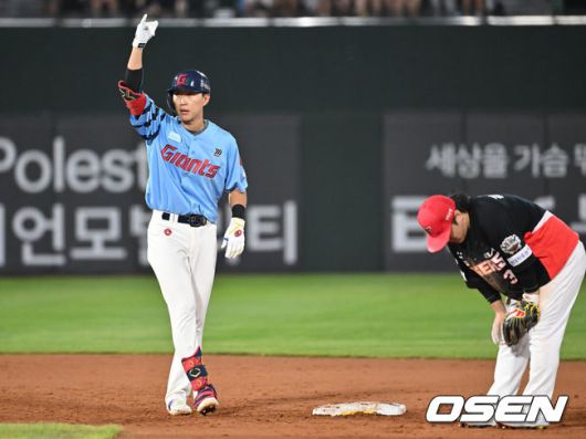 [OSEN=부산, 이석우 기자] 6일 부산 사직야구장에서 2025 신한 SOL 뱅크 KBO 리그 롯데 자이언츠와 KIA 타이거즈의 경기가 열렸다. 홈팀 롯데는 데이비슨이, 방문팀 KIA는 올러가 선발 출전했다.롯데 자이언츠 박승욱이 3회말 2사 만루 중견수 왼쪽 2타점 안타를 치고 2루까지 진루해 세리머니를 하고 있다. 2025.08.06 / foto0307@osen.co.kr