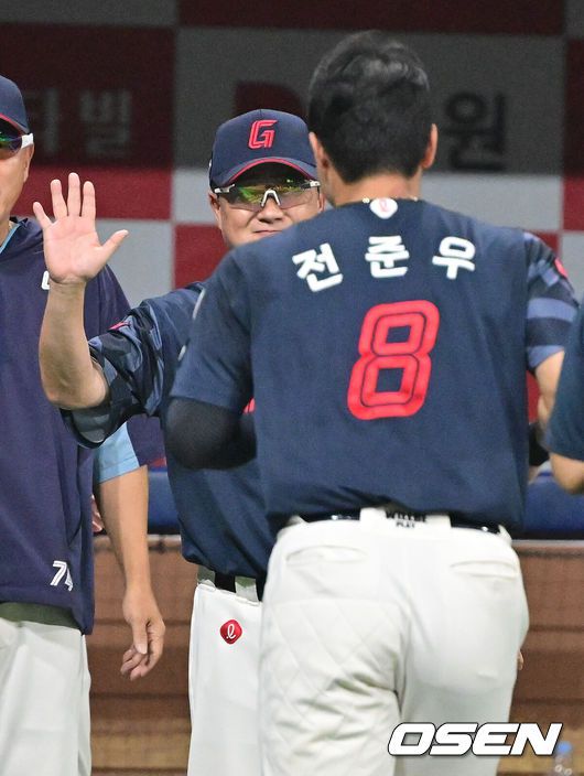 [OSEN=고척, 박준형 기자] 프로야구 롯데 자이언츠가 짜릿한 역전승으로 주말 3연전 1승 1패 균형을 맞췄다. 키움 히어로즈 김윤하는 16연패 탈출까지 아웃카운트 하나만 남겨뒀지만 팀이 충격적인 역전패를 당하고 말았다.롯데는 2일 서울 고척스카이돔에서 열린 ‘2025 신한은행 SOL Bank KBO리그’ 키움과의 경기에서 3-2 역전승을 거뒀다. 이날 승리로 주말 3연전 1승 1패 균형을 맞추는데 성공했다.경기종료 후 롯데 김태형 감독이 미소 지으며 동점타를 날린 전준우를 다독이고 있다.   2025.08.02 / soul1014@osen.co.kr