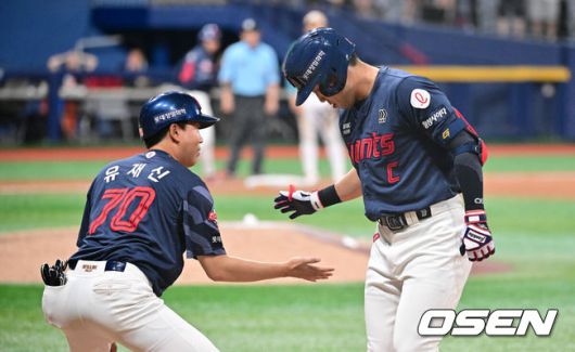[OSEN=고척, 박준형 기자] 2일 오후 서울 고척스카이돔에서 ‘2025 신한 SOL BANK KBO리그’ 키움 히어로즈와 롯데 자이언츠의 경기가 진행됐다.이날 경기에서 키움은 김윤하를, 롯데는 나균안을 선발투수로 내세웠다.9회초 2사 1,2루 롯데 대타 전준우가 동점 1타점 적시타를 날리고 유재신 코치와 하이파이브를 하고 있다.  2025.08.02 / soul1014@osen.co.kr