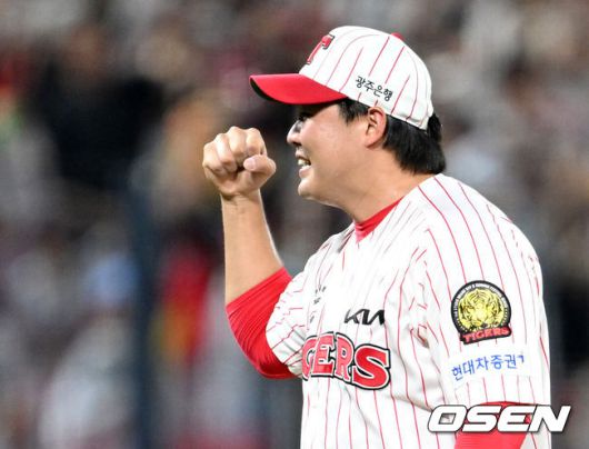 [OSEN=광주, 이대선 기자] KIA 타이거즈가 2연승을 달렸다.KIA는 1일 광주-기아 챔피언스필드에서 열린 2025 프로야구 신한은행 SOL bank KBO리그 한화 이글스와의 경기를 3-2로 승리했다. 이의리가 5이닝 2실점으로 막았고 이적생 김시훈 7아웃 홀드,한재승이 무실점 세이브로한 점차를 지켰다. 한준수의 역전타도 빛났다. 7연패후 연승을 이루며 8월을 힘차게 출발했다. 한화는 2위 LG에 1경기차로 쫓겼다.9회초 비디오 판독 끝에 주루사로 경기가 끝나자 KIA 한재승이 환호하고 있다. 2025.08.01 /sunday@osen.co.kr