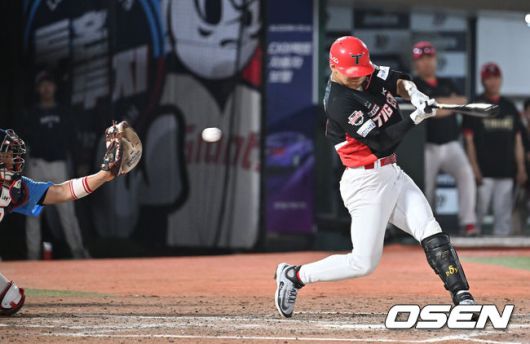 [OSEN=부산, 이석우 기자] 5일 부산 사직야구장에서 2025 신한 SOL 뱅크 KBO 리그 롯데 자이언츠와 KIA 타이거즈의 경기가 열렸다. 홈팀 롯데는 감보아가, 방문팀 KIA는 네일이 선발 출전했다.KIA 타이거즈 김도영이 8회초 롯데 자이언츠 윤성빈에게 삼진 아웃당하고 있다. 2025.08.05 / foto0307@osen.co.kr