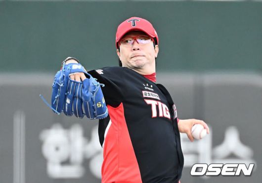 [OSEN=부산, 이석우 기자] 7일 부산 사직야구장에서 2025 신한 SOL 뱅크 KBO 리그 롯데 자이언츠와 KIA 타이거즈의 경기가 열렸다. 홈팀 롯데는 이민석이, 방문팀 KIA는 양현종이 선발 출전했다.KIA 타이거즈 선발 투수 양현종이 역투하고 있다. 2025.08.07 / foto0307@osen.co.kr