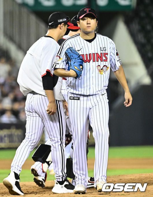 [OSEN=잠실, 조은정 기자]7일 오후 서울 잠실구장에서 ‘2025 신한 SOL Bank KBO리그’ LG 트윈스와 두산 베어스의 경기가 열렸다.LG는 송승기, 두산은 곽빈을 선발로 내세웠다.5회초 2사 2루 LG 송승기가 두산 박준순에게 적시타를 허용한 뒤 교체되고 있다. 2025.08.07 /cej@osen.co.kr