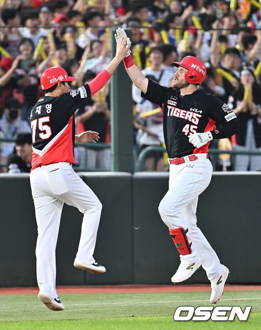 [OSEN=부산, 이석우 기자] 7일 부산 사직야구장에서 2025 신한 SOL 뱅크 KBO 리그 롯데 자이언츠와 KIA 타이거즈의 경기가 열렸다. 홈팀 롯데는 이민석이, 방문팀 KIA는 양현종이 선발 출전했다.KIA 타이거즈 위즈덤이 4회초 좌월 솔로 홈런을 치고 하이파이브를 하고 있다. 2025.08.07 / foto0307@osen.co.kr