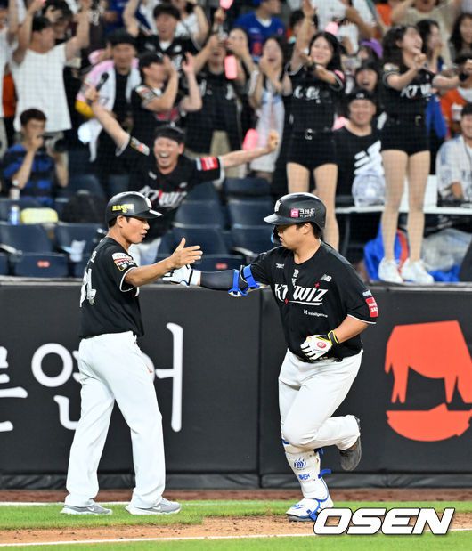 [OSEN=대전, 민경훈 기자] 7일 대전 한화생명볼파크에서 ‘2025 신한 SOL Bank KBO리그’ 한화 이글스와 KT 위즈의 경기가 열렸다.홈팀 한화는 와이스, KT는 고영표를 선발로 내세웠다.9회초 1사 주자 2루 KT 강백호가 좌월 역전 투런 홈런을 때린 후 그라운드를 돌고 있다. 2025.08.07 / rumi@osen.co.kr