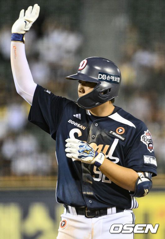 [OSEN=잠실, 조은정 기자]5일 오후 서울 잠실구장에서 ‘2025 신한 SOL Bank KBO리그’ LG 트윈스와 두산 베어스의 경기가 열렸다.LG는 손주영, 두산은 최승용을 선발로 내세웠다.9회초 무사 2루 두산 박준순이 안타 세리머니를 하고 있다. 2025.08.05 /cej@osen.co.kr