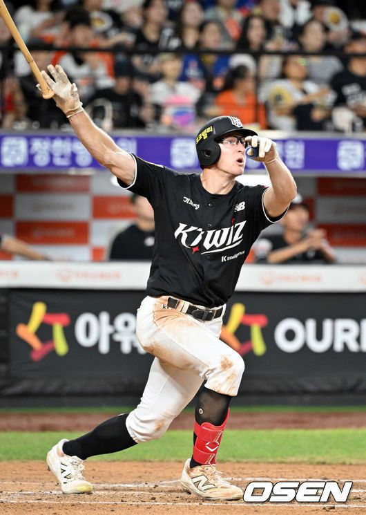 [OSEN=대전, 민경훈 기자] 7일 대전 한화생명볼파크에서 ‘2025 신한 SOL Bank KBO리그’ 한화 이글스와 KT 위즈의 경기가 열렸다.홈팀 한화는 와이스, KT는 고영표를 선발로 내세웠다.7회초 1사 KT 스티븐슨이 우월 솔로홈런을 때리고 있다. 2025.08.07 / rumi@osen.co.kr