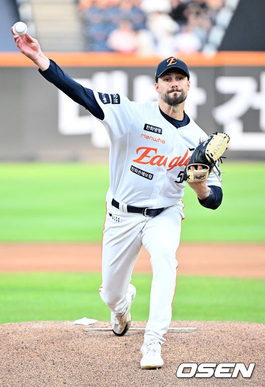 [OSEN=대전, 민경훈 기자] 7일 대전 한화생명볼파크에서 ‘2025 신한 SOL Bank KBO리그’ 한화 이글스와 KT 위즈의 경기가 열렸다.홈팀 한화는 와이스, KT는 고영표를 선발로 내세웠다.한화 선발 와이스가 마운드 위에서 힘차게 공을 뿌리고 있다. 2025.08.07 / rumi@osen.co.kr