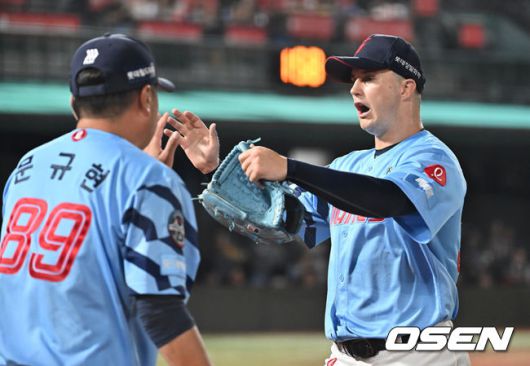 [OSEN=부산, 이석우 기자] 6일 부산 사직야구장에서 2025 신한 SOL 뱅크 KBO 리그 롯데 자이언츠와 KIA 타이거즈의 경기가 열렸다. 홈팀 롯데는 데이비슨이, 방문팀 KIA는 올러가 선발 출전했다.롯데 자이언츠 선발 투수 데이비슨이 5회초 1사 1루 KIA 타이거즈 김선빈을 유격수 병살로 잡고 이닝 교체하며 하이파이브를 하고 있다. 2025.08.06 / foto0307@osen.co.kr