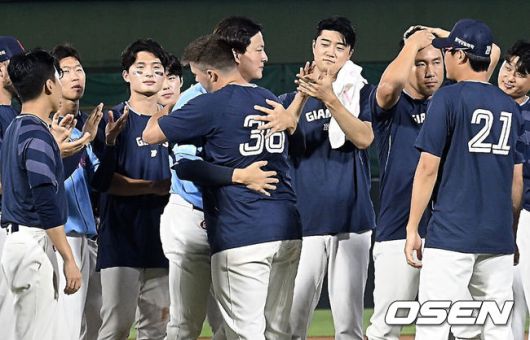 [OSEN=부산, 이석우 기자] 6일 부산 사직야구장에서 2025 신한 SOL 뱅크 KBO 리그 롯데 자이언츠와 KIA 타이거즈의 경기가 열렸다. 홈팀 롯데는 데이비슨이, 방문팀 KIA는 올러가 선발 출전했다.롯데 자이언츠 데이비슨이 롯데에서의 마지막 경기를 끝내고 동료 선수들과 송별 인사를 하고 있다. 2025.08.06 / foto0307@osen.co.kr