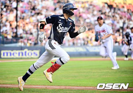 [OSEN=잠실, 조은정 기자]7일 오후 서울 잠실구장에서 ‘2025 신한 SOL Bank KBO리그’ LG 트윈스와 두산 베어스의 경기가 열렸다.LG는 송승기, 두산은 곽빈을 선발로 내세웠다.2회초 2사 1,2루 두산 김민석이 우익선상으로 선제 1타점 적시타를 날린 뒤 베이스 러닝을 하고 있다. 2025.08.07 /cej@osen.co.kr