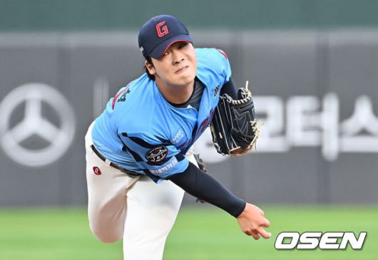 [OSEN=부산, 이석우 기자] 7일 부산 사직야구장에서 2025 신한 SOL 뱅크 KBO 리그 롯데 자이언츠와 KIA 타이거즈의 경기가 열렸다. 홈팀 롯데는 이민석이, 방문팀 KIA는 양현종이 선발 출전했다.롯데 자이언츠 선발 투수 이민석이 역투하고 있다. 2025.08.07 / foto0307@osen.co.kr