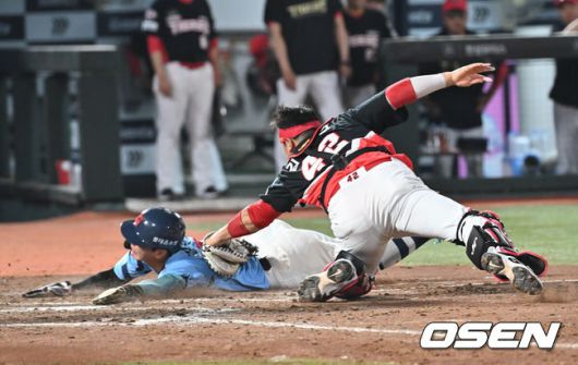 [OSEN=부산, 이석우 기자] 7일 부산 사직야구장에서 2025 신한 SOL 뱅크 KBO 리그 롯데 자이언츠와 KIA 타이거즈의 경기가 열렸다. 홈팀 롯데는 이민석이, 방문팀 KIA는 양현종이 선발 출전했다.KIA 타이거즈 김태군이 8회말 1사 3루 롯데 자이언츠 유강남의 우익수 플라이 아웃때 홈으로 쇄도하는 장두성을 태그 아웃시키고 있다. 2025.08.07 / foto0307@osen.co.kr