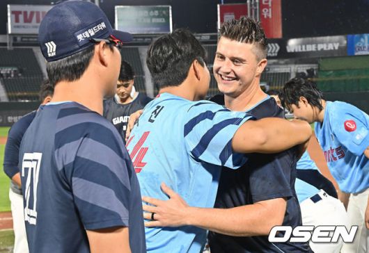 [OSEN=부산, 이석우 기자] 6일 부산 사직야구장에서 2025 신한 SOL 뱅크 KBO 리그 롯데 자이언츠와 KIA 타이거즈의 경기가 열렸다. 홈팀 롯데는 데이비슨이, 방문팀 KIA는 올러가 선발 출전했다.롯데 자이언츠 데이비슨이 롯데에서의 마지막 경기를 끝내고 동료 선수들과 송별 인사를 하고 있다. 2025.08.06 / foto0307@osen.co.kr