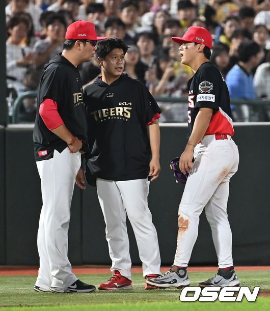 [OSEN=부산, 이석우 기자] 7일 부산 사직야구장에서 2025 신한 SOL 뱅크 KBO 리그 롯데 자이언츠와 KIA 타이거즈의 경기가 열렸다. 홈팀 롯데는 이민석이, 방문팀 KIA는 양현종이 선발 출전했다.KIA 타이거즈 김도영이 5회말 무사 1루 롯데 자이언츠 윤동희의 타구를 잡다 부상을 당한 후 교체되고 있다. 2025.08.07 / foto0307@osen.co.kr