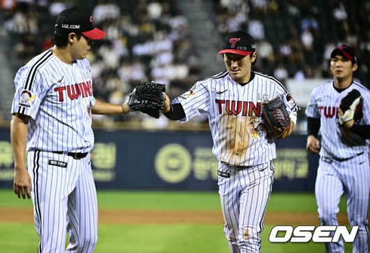[OSEN=잠실, 조은정 기자]7일 오후 서울 잠실구장에서 ‘2025 신한 SOL Bank KBO리그’ LG 트윈스와 두산 베어스의 경기가 열렸다.LG는 송승기, 두산은 곽빈을 선발로 내세웠다.6회초 2사 만루에서 좋은 수비로 이닝을 끝낸 LG 2루수 신민재가 투수 김진성의 인사를 받고 있다. 2025.08.07 /cej@osen.co.kr