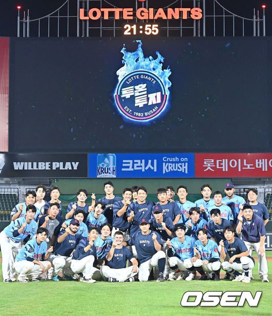 [OSEN=부산, 이석우 기자] 6일 부산 사직야구장에서 2025 신한 SOL 뱅크 KBO 리그 롯데 자이언츠와 KIA 타이거즈의 경기가 열렸다. 홈팀 롯데는 데이비슨이, 방문팀 KIA는 올러가 선발 출전했다.롯데 자이언츠 데이비슨이 롯데에서의 마지막 경기를 끝내고 동료 선수들과 기념촬영을 하고 있다. 2025.08.06 / foto0307@osen.co.kr