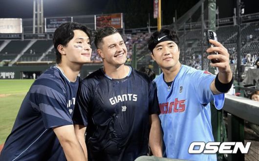 [OSEN=부산, 이석우 기자] 6일 부산 사직야구장에서 2025 신한 SOL 뱅크 KBO 리그 롯데 자이언츠와 KIA 타이거즈의 경기가 열렸다. 홈팀 롯데는 데이비슨이, 방문팀 KIA는 올러가 선발 출전했다.롯데 자이언츠 선발 투수 역투하고 있다. 2025.08.06 / foto0307@osen.co.kr