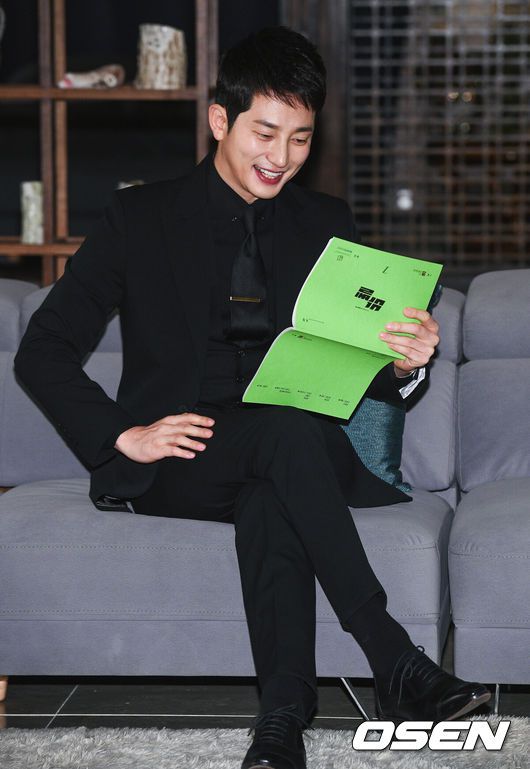 [OSEN=용인, 박준형 기자] 15일 경기도 용인시 양지면 제일리 한 스튜디오에서 TV CHOSUN 특별기획 드라마 '바벨' 촬영현장공개이 공개됐다.'바벨'은 복수를 위해 인생을 내던진 검사와 재벌과의 결혼으로 인해 인생이 망가진 여배우의 사랑 그리고 살인과 암투 속에 드러나는 재벌가의 탐욕스러운 민낯과 몰락을 그리는 '미스터리 격정 멜로' 드라마이다. 박시후가 대본을 보고 있다./  soul1014@osen.co.kr