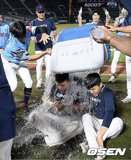[OSEN=부산, 이석우 기자] 6일 부산 사직야구장에서 2025 신한 SOL 뱅크 KBO 리그 롯데 자이언츠와 KIA 타이거즈의 경기가 열렸다. 홈팀 롯데는 데이비슨이, 방문팀 KIA는 올러가 선발 출전했다.롯데 자이언츠 데이비슨이 롯데에서의 마지막 경기를 끝내고 동료 선수들과 송별 인사를 마친 후 물세례를 받고 있다. 2025.08.06 / foto0307@osen.co.kr