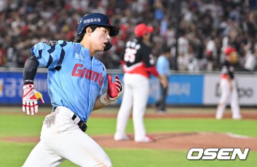 [OSEN=부산, 이석우 기자] 7일 부산 사직야구장에서 2025 신한 SOL 뱅크 KBO 리그 롯데 자이언츠와 KIA 타이거즈의 경기가 열렸다. 홈팀 롯데는 이민석이, 방문팀 KIA는 양현종이 선발 출전했다.롯데 자이언츠 한태양이 6회말 2사 1,3루 좌월 3점 홈런을 치고 그라운드를 돌고 있다. 2025.08.07 / foto0307@osen.co.kr