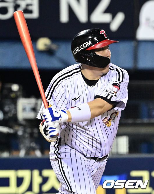 [OSEN=잠실, 조은정 기자]7일 오후 서울 잠실구장에서 ‘2025 신한 SOL Bank KBO리그’ LG 트윈스와 두산 베어스의 경기가 열렸다.LG는 송승기, 두산은 곽빈을 선발로 내세웠다.7회말 1사 1,3루 LG 김현수가 땅볼로 다시 앞서가는 타점을 올리고 있다. 2025.08.07