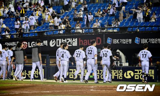 [OSEN=잠실, 조은정 기자]프로야구 두산 베어스가 LG 트윈스의 8연승을 저지했다. LG는 하루만에 다시 1위 자리를 내줄 처지다.두산은6일서울 잠실구장에서 열린 2025 KBO리그LG와 경기에서 10-8로 승리했다.양의지의 만루 홈런, 케이브의 투런 홈런, 김민석의 시즌 마수걸이 홈런이 터지면서 대포 싸움으로 승리했다.두산 선발 콜어빈은 6이닝 동안 6피안타 2볼넷 2탈삼진 3실점(비자책)을 기록했다.패배를 거둔 LG가 경기장을 빠져나가고 있다. 2025.08.06 /cej@osen.co.kr