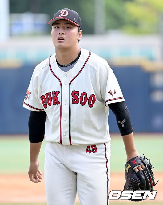 [OSEN=목동, 김성락 기자] 12일 오전 서울 양천구 목동야구장에서 ‘제56회 대통령배 전국고교 야구대회’ 덕수고와 경남고의 16강전 경기가 열렸다. 3회초 종료 후 덕수고 심준석이 더그아웃으로 이동하고 있다. 2022.08.12 /ksl0919@osen.co.kr