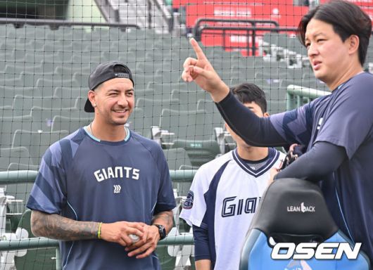 [OSEN=부산, 이석우 기자] 8일 부산 사직야구장에서 2025 신한 SOL 뱅크 KBO 리그 롯데 자이언츠와 SSG 랜더스의 경기가 열린다. 홈팀 롯데는 나균안이, 방문팀 SSG는 최민준이 선발 출전한다.롯데 자이언츠 새 외국인 투수 벨라스퀘즈가 사직야구장에서 김원중과 얘기를 하고 있다. 2025.08.08 / foto0307@osen.co.kr