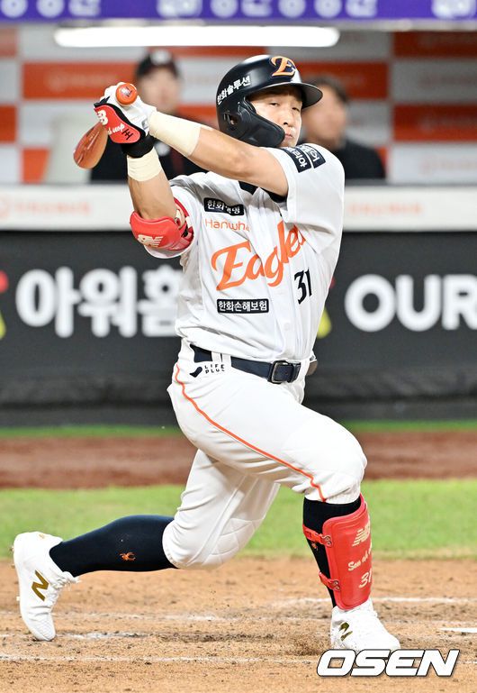 [OSEN=대전, 민경훈 기자] 7일 대전 한화생명볼파크에서 ‘2025 신한 SOL Bank KBO리그’ 한화 이글스와 KT 위즈의 경기가 열렸다.홈팀 한화는 와이스, KT는 고영표를 선발로 내세웠다.8회말 2사 주자 3루 대타로 나온 한화 손아섭이 타석에서 파울타구를 때리고 있다. 2025.08.07 / rumi@osen.co.kr